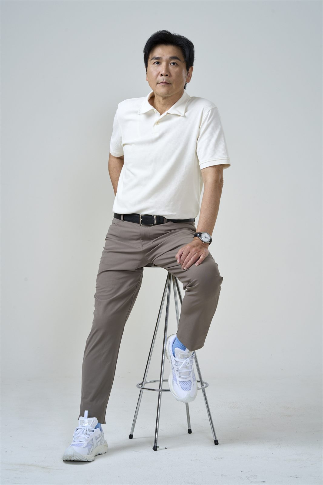 蘇昭龍建築師休閒坐姿形象照